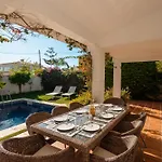 Дом отдыха Bungalow Directly At The Beach Марбелья